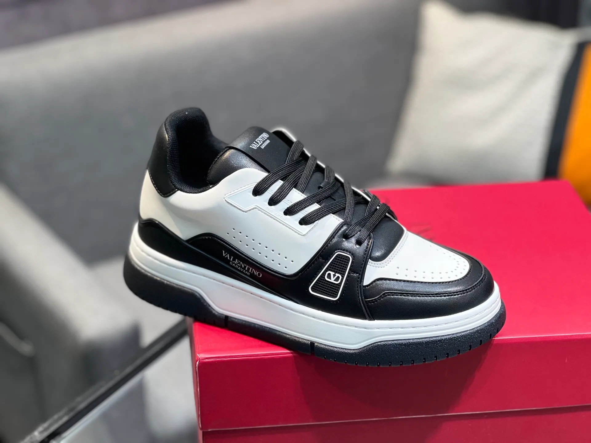 Men's Men's Shoes 💰660 Valentino 2023 early autumn new star shoes are now online! Wang Hedi and Ren Jialun have been worn by many celebrities. Who can refuse the same couple shoes as Wang Hedi! The design of Stars Stab My Heart is cool and spicy. The material of the shoes is cowhide, and every color is beautiful! Size 35-40, men’s size 39-44 (women’s 41, men’s 38, 45🉑️customized)